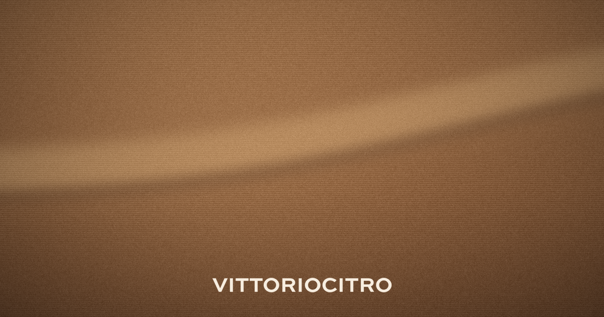 Camoscio: la texture che comanda l'autunno 2026 (e come portarlo senza rovinarlo)