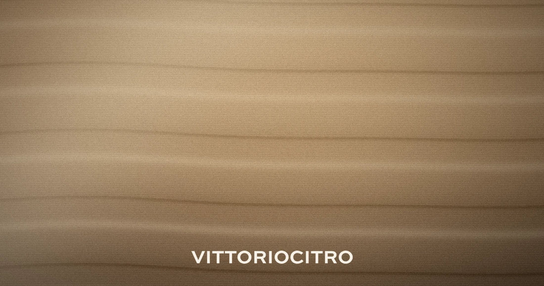 Tessuto imbottito color cammello con la trapuntatura di taglio — tendenze capospalla autunno-inverno 2026-2027