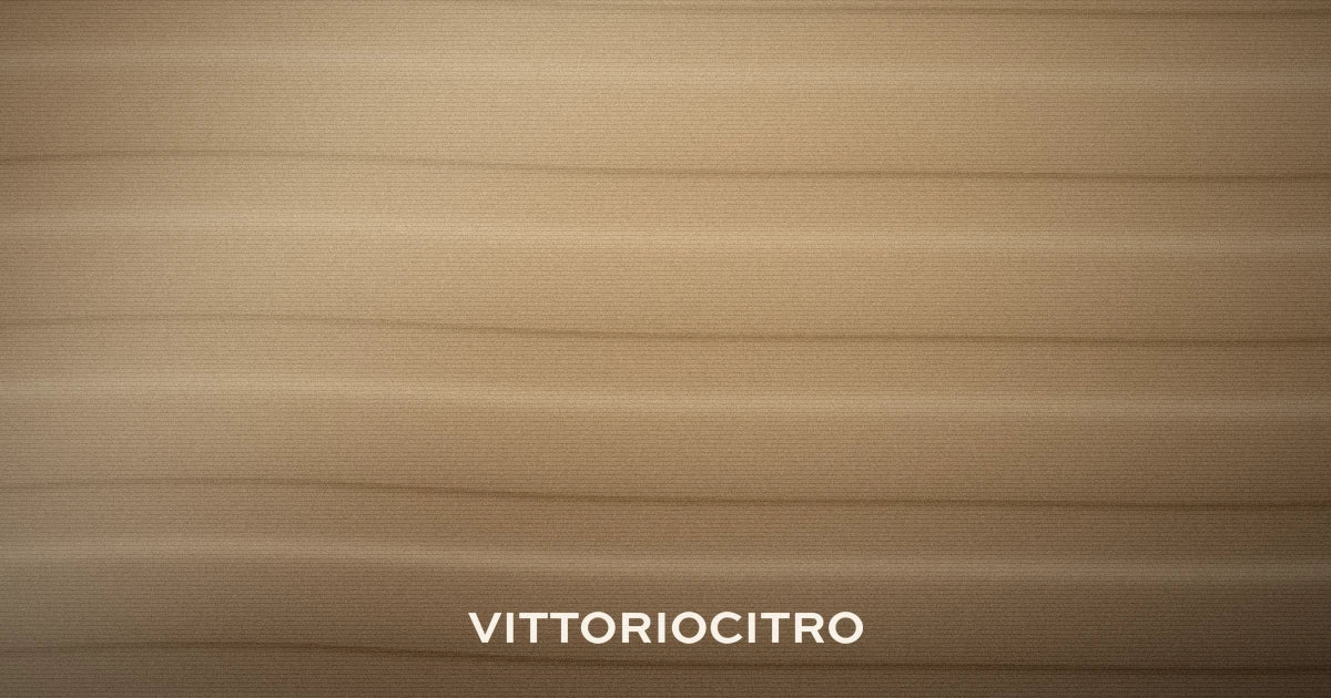 Tessuto imbottito color cammello con la trapuntatura di taglio — tendenze capospalla autunno-inverno 2026-2027