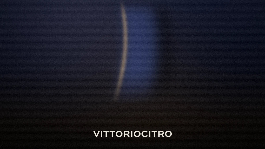 Look uomo da sera: tendaggio blu notte con filo di luce calda