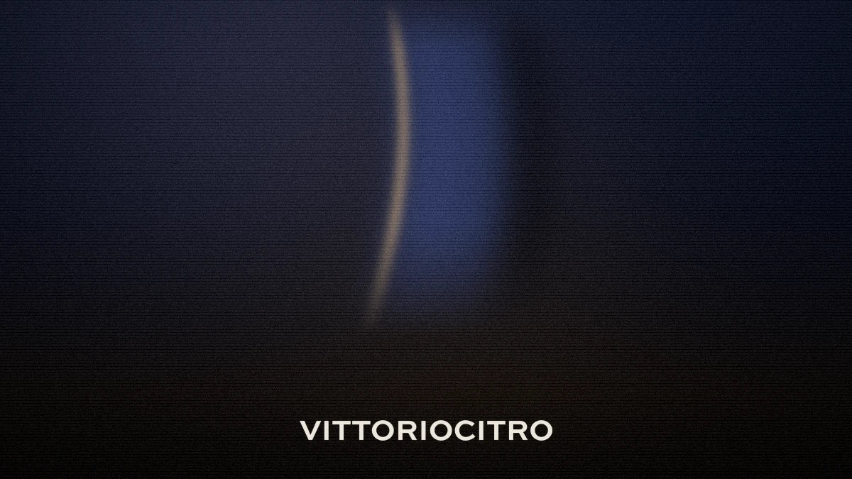 Look uomo da sera: tendaggio blu notte con filo di luce calda
