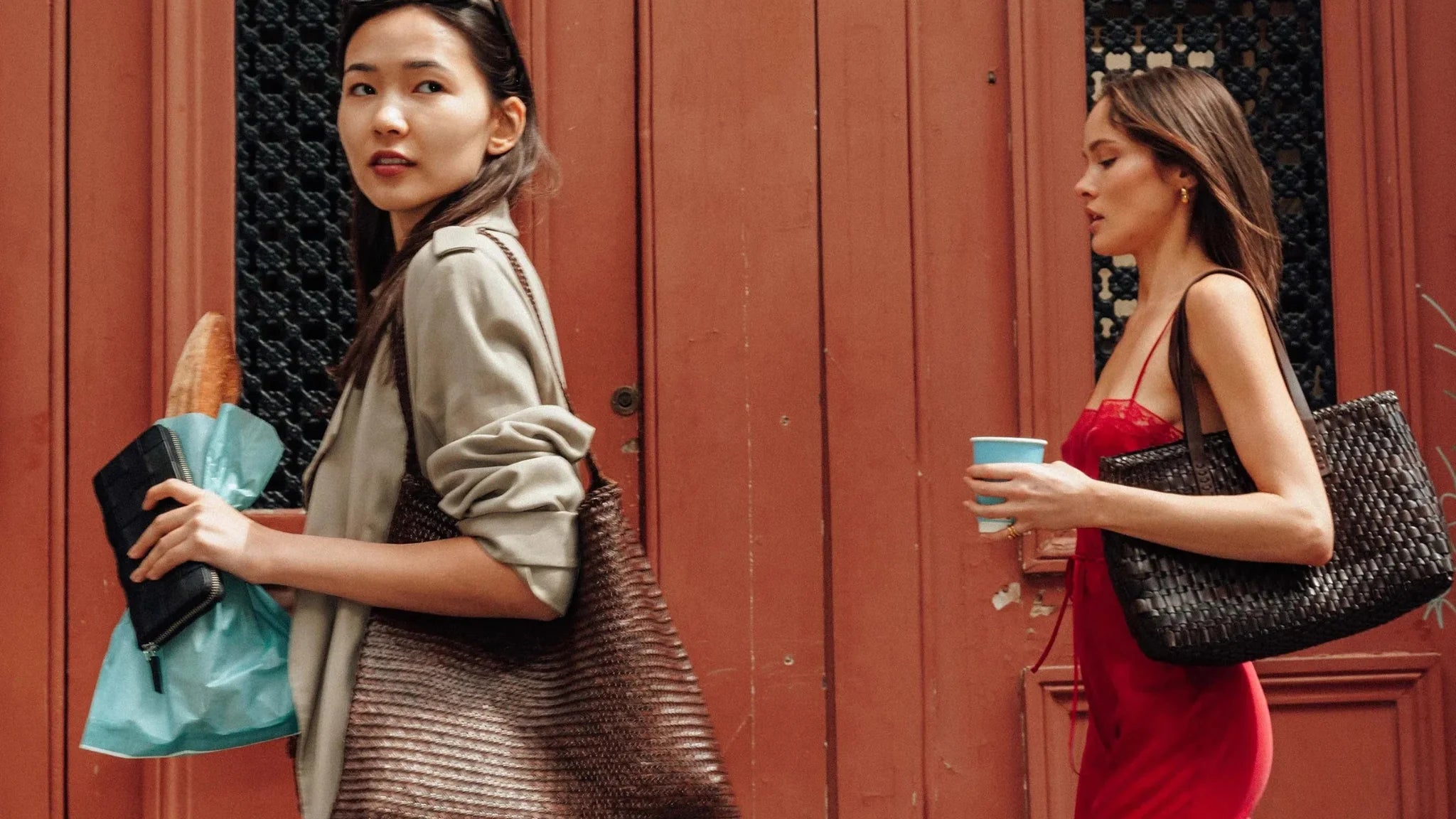 Alt text (in Italian): Donne con eleganti borse intrecciate Dragon Diffusion.