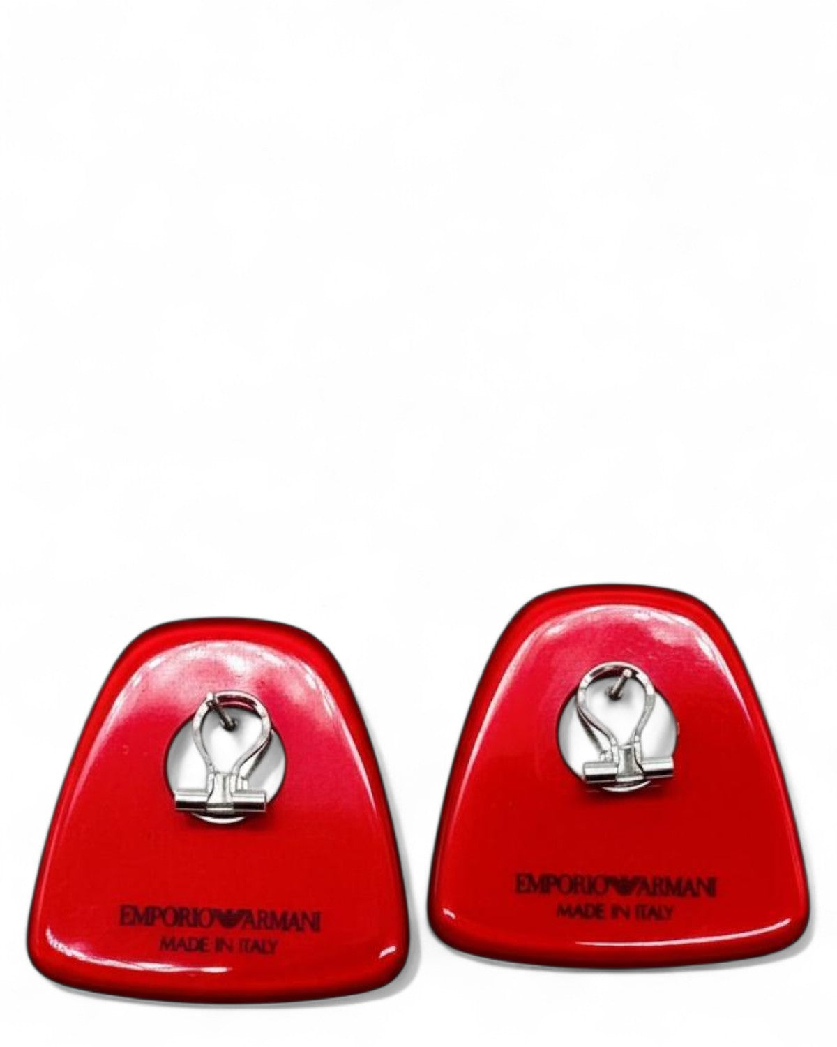 Retro degli orecchini a trapezio in resina rossa con chiusura a clip e logo Emporio Armani, accessorio Made in Italy elegante e pratico.