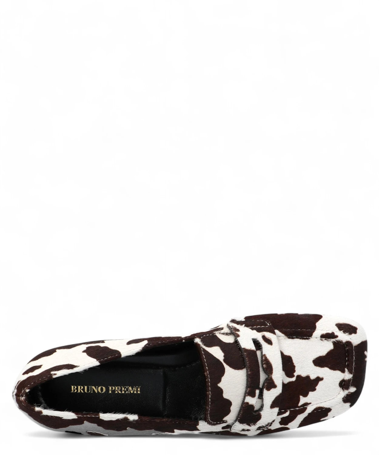 Dettaglio superiore del mocassino Baer Lof in cavallino, con stampa mucca e soletta interna firmata Bruno Premi.