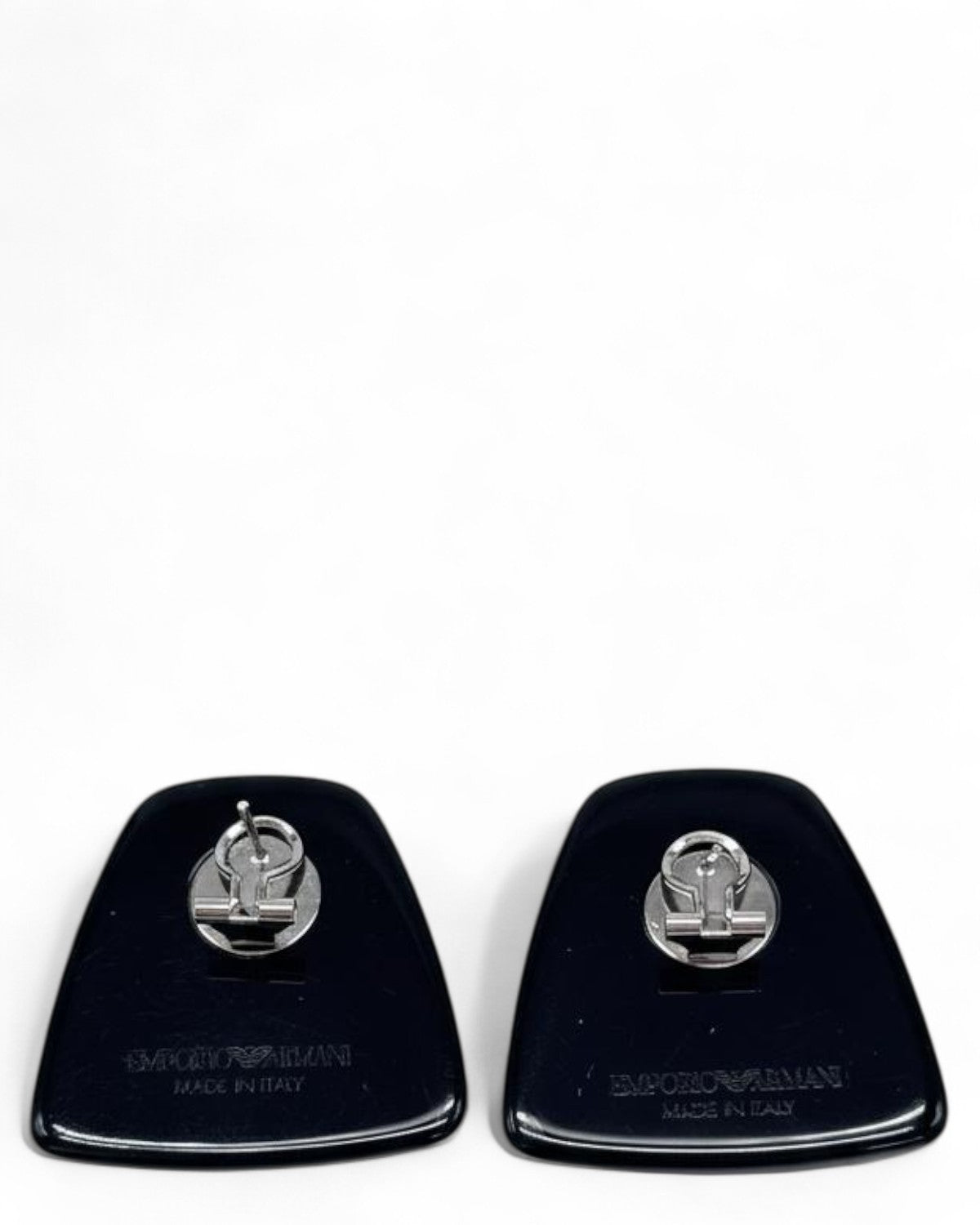 Retro degli orecchini a trapezio in resina con chiusura a clip in ottone, incisione Made in Italy, stile sofisticato per accessori donna.