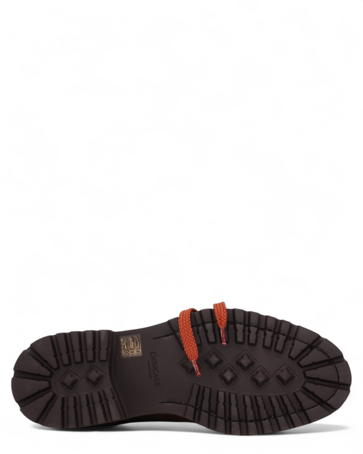 Suola carrarmato delle stringate Visone in camoscio, grip marcato e logo inciso, ideale per comfort e stabilità invernale.