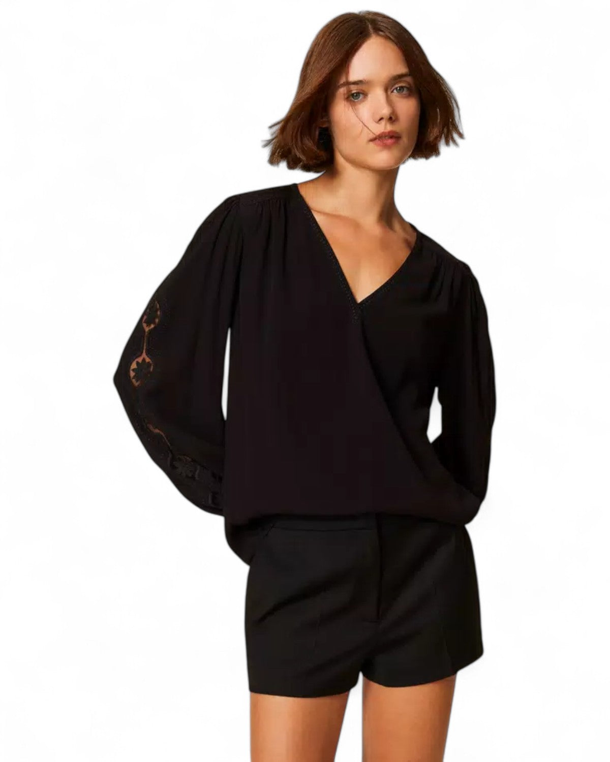 Blusa Crêpe con Ricami Eleganti Nero con scollo a V incrociato e maniche lunghe, perfetta per look invernali raffinati da donna.