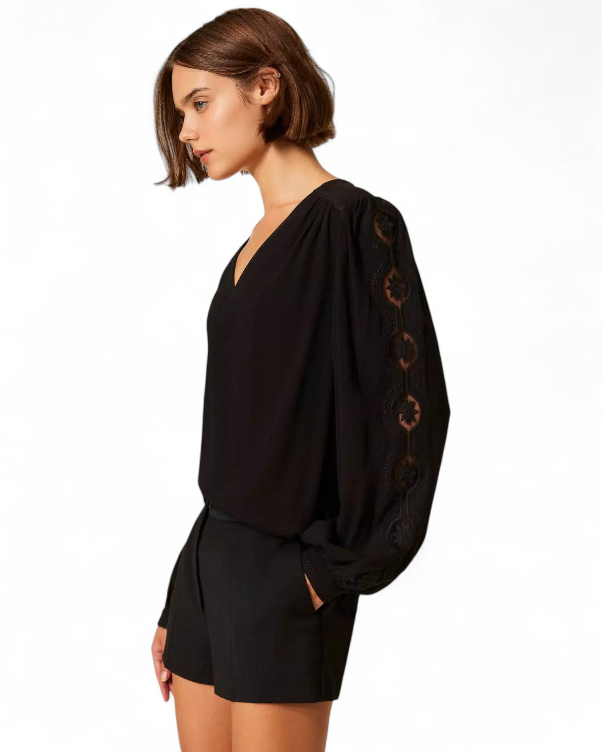 Blusa in crêpe nero con ricami floreali tono su tono sulle maniche, stile elegante e versatile per la maglieria donna FW26.