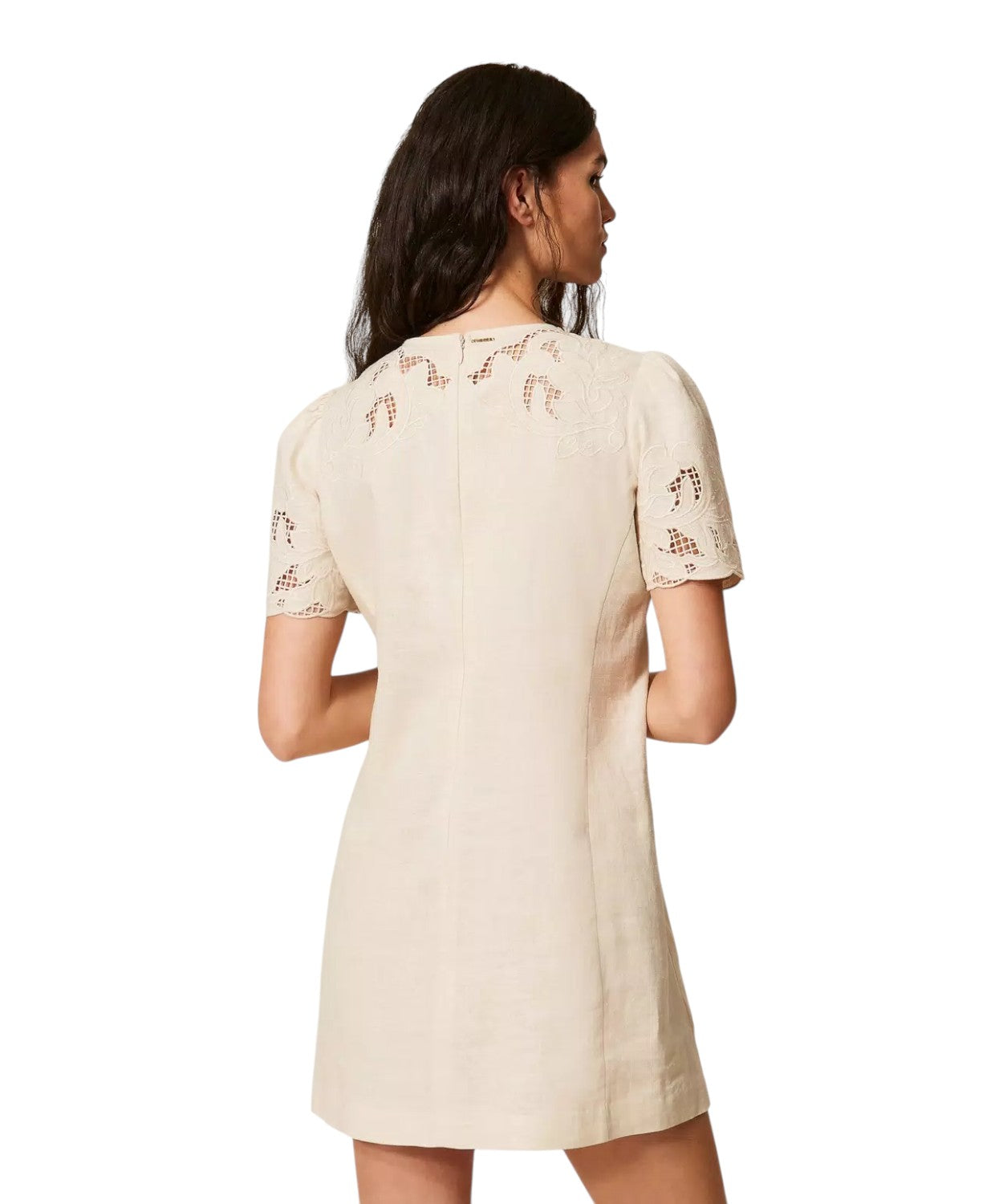 Kort kjole i hørblanding med elegant broderi
