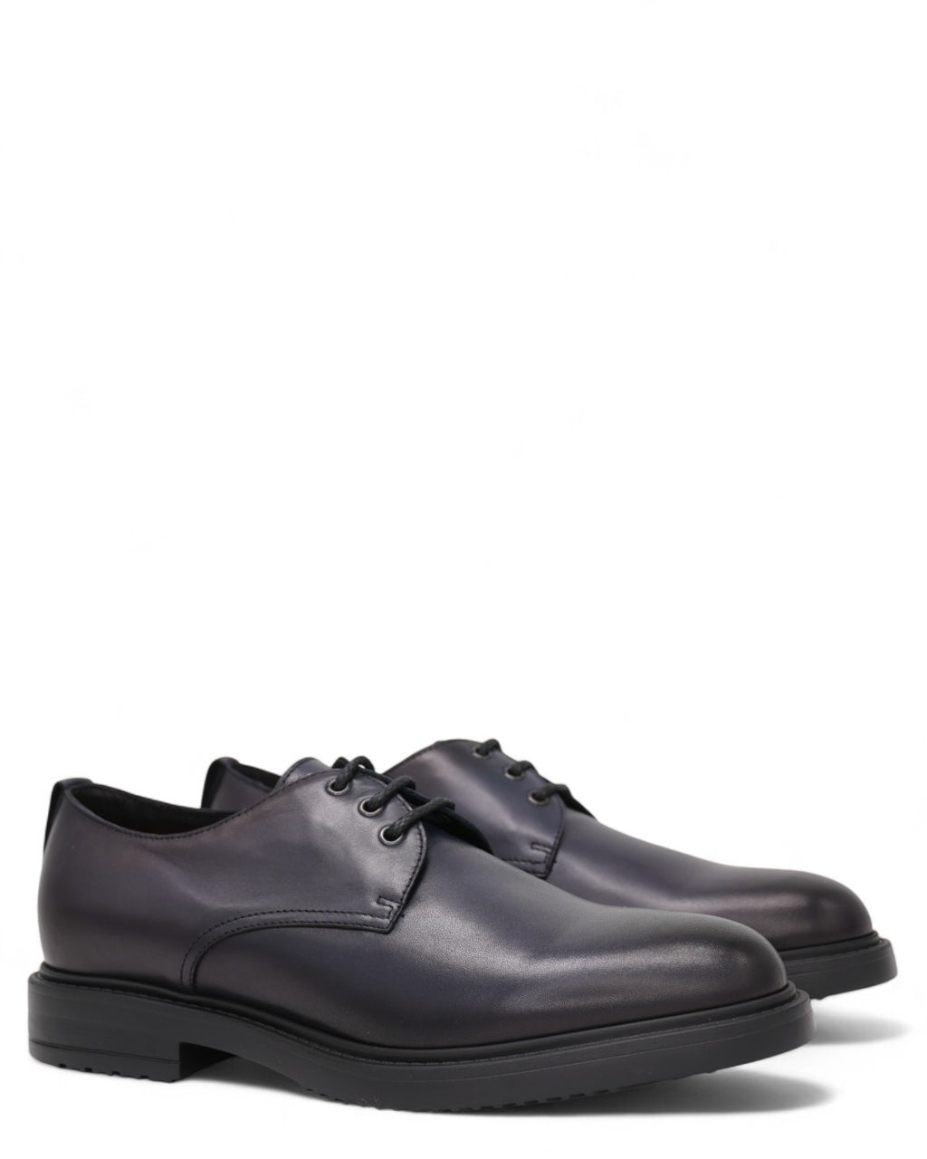Stringata Derby Pelle Uomo - Classico e Confortevole in pelle nappata nera, vista angolata della coppia di scarpe, perfetta per outfit casual chic.