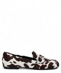 Mocassino Baer Lof in cavallino stampa mucca, profilo laterale sinistro, suola piatta e design elegante per look casual chic.