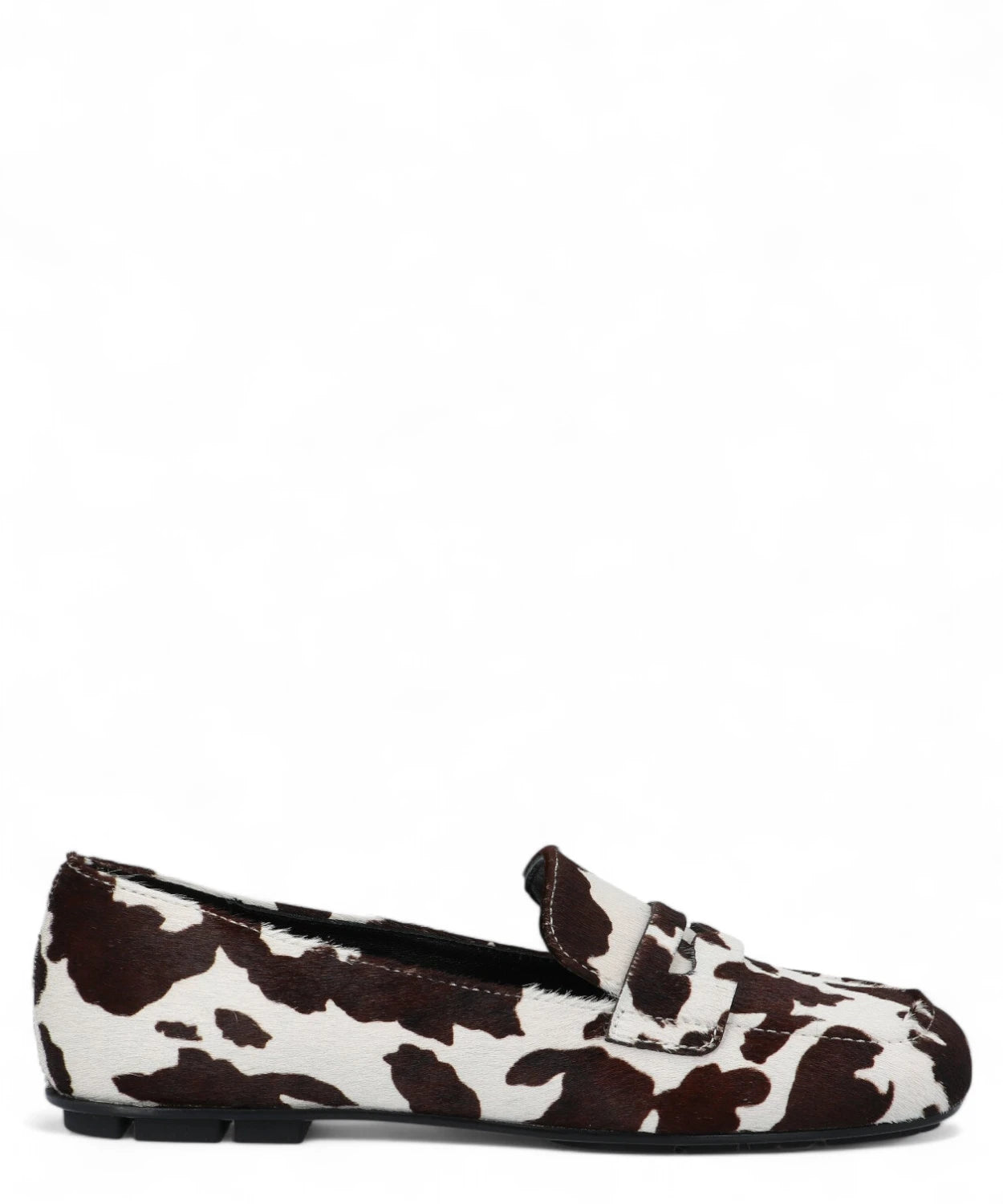 Mocassino Baer Lof in cavallino stampa mucca, profilo laterale sinistro, suola piatta e design elegante per look casual chic.