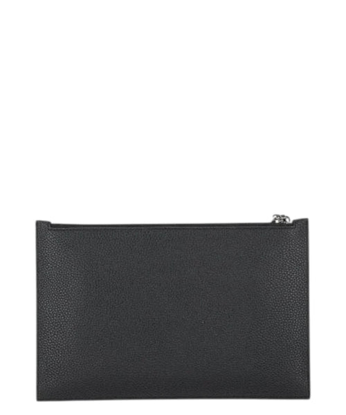 Clutches i præget læder med logo tone i tone