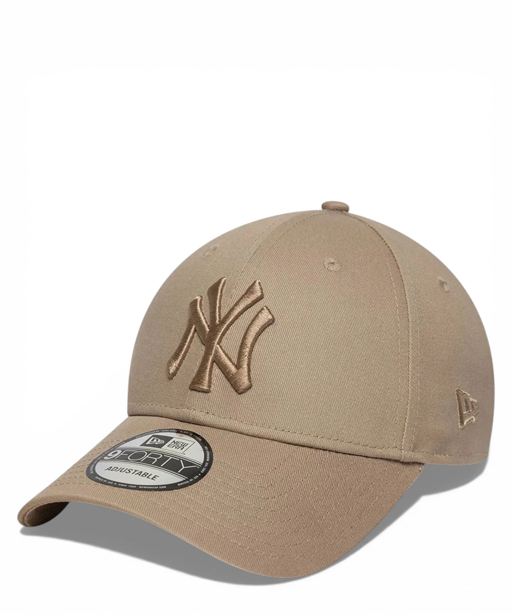 New Era Yankees 9FORTY Cap with embroidered logo