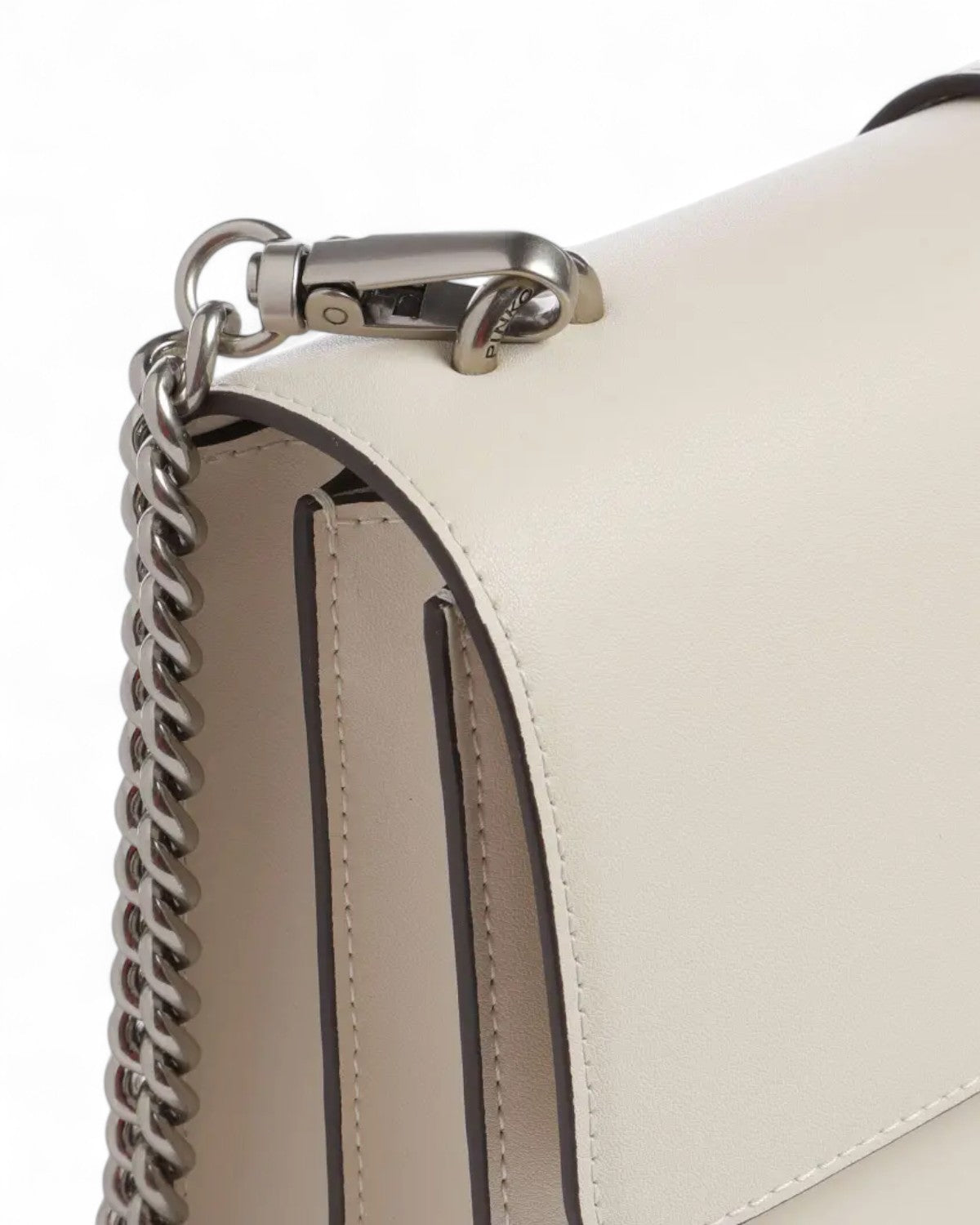 Dettaglio della tracolla a catena in metallo della borsa Love Bag One Simply PINKO, perfetta per un tocco glamour invernale.