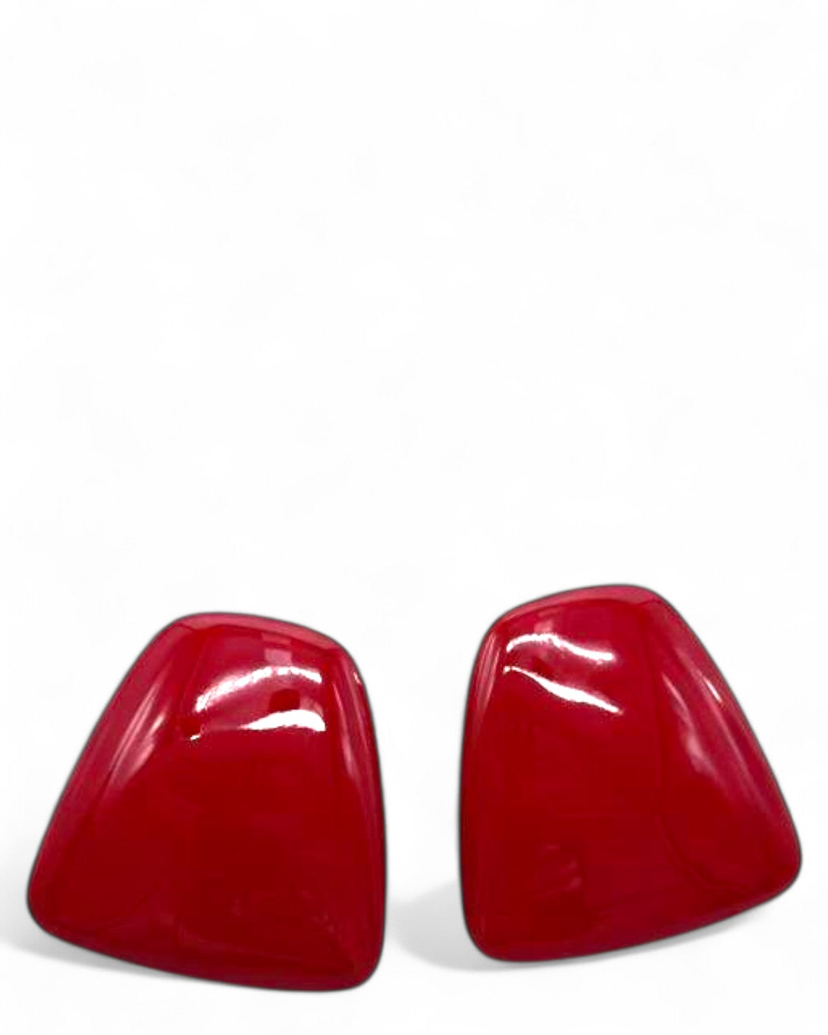 Orecchini a trapezio in resina rossa lucida, design minimalista e moderno, perfetti come accessorio unico per look invernali donna.
