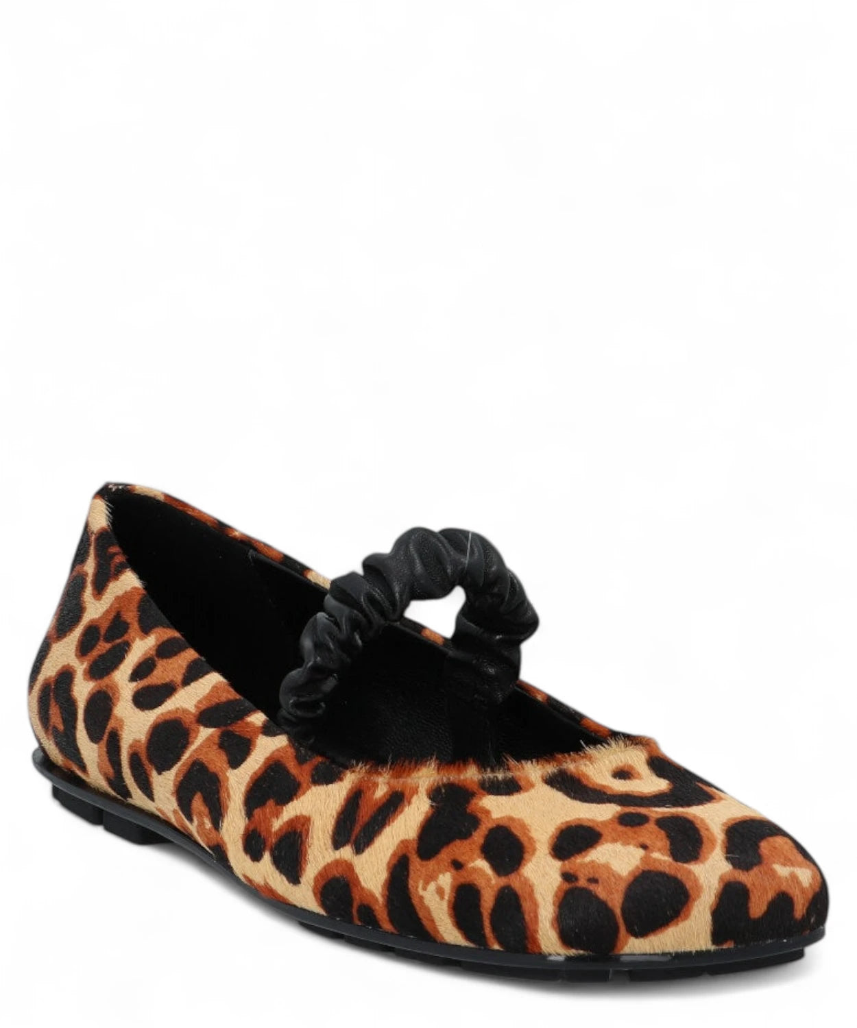 Ballerina Baer Stra in cavallino stampa leopardata con cinturino arricciato nero, vista angolata per evidenziare stile e comfort.
