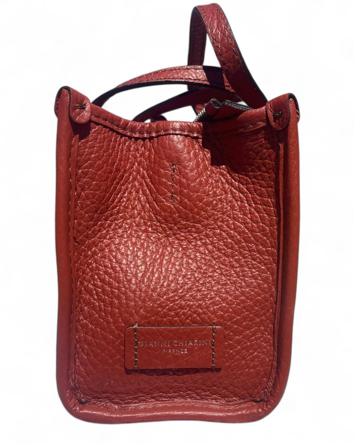 Dettaglio laterale della Borsa Marcella Joy Gianni Chiarini con logo inciso e tracolla in pelle, ideale per l'inverno FW26.