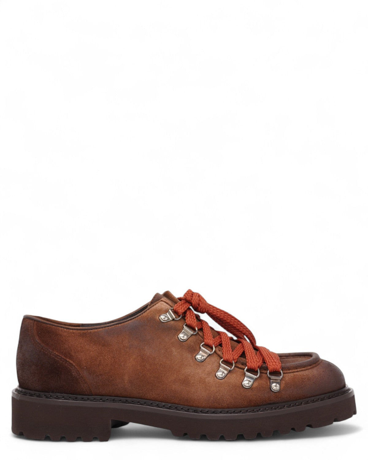 Stringate camoscio con suola carrarmato Visone in vista laterale, finitura artigianale marrone e lacci rossi, perfette per look invernali uomo.