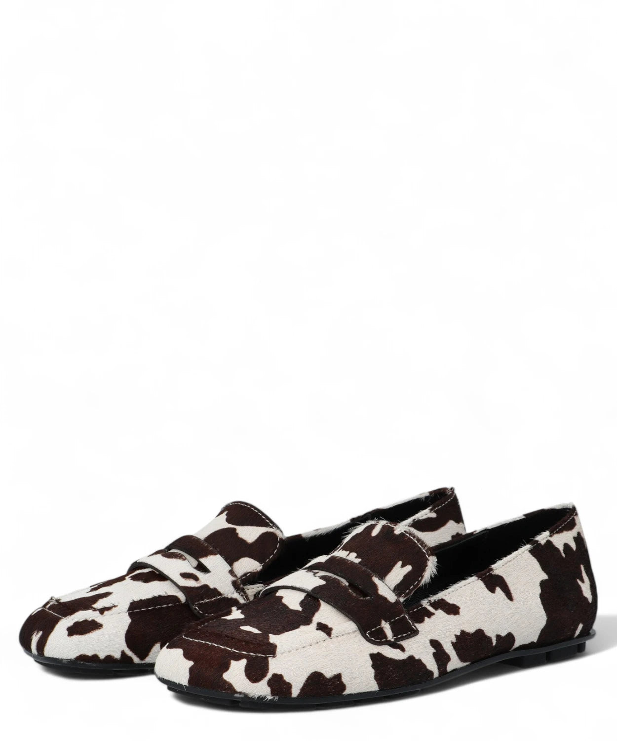 Coppia di mocassini Baer Lof in cavallino con stampa mucca, design slip-on e stile versatile per outfit invernali.