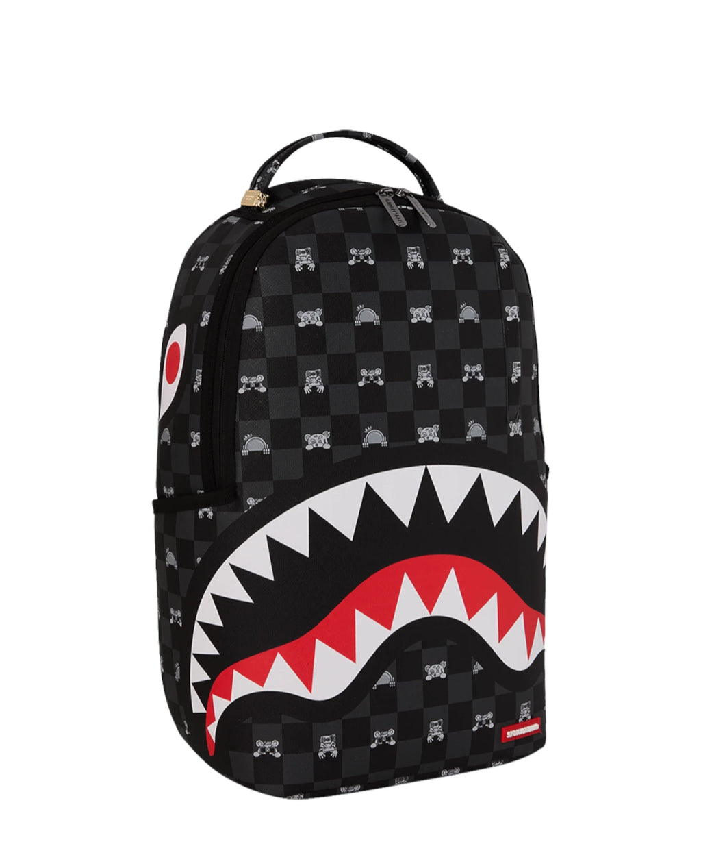 Mochila Sprayground Gris con Personaje Asomándose y Estampado de Tiburón