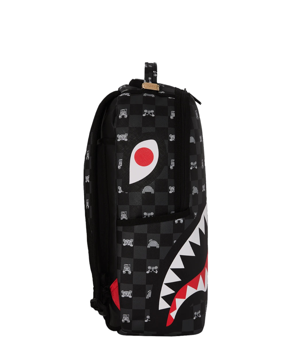 Mochila Sprayground Gris con Personaje Asomándose y Estampado de Tiburón