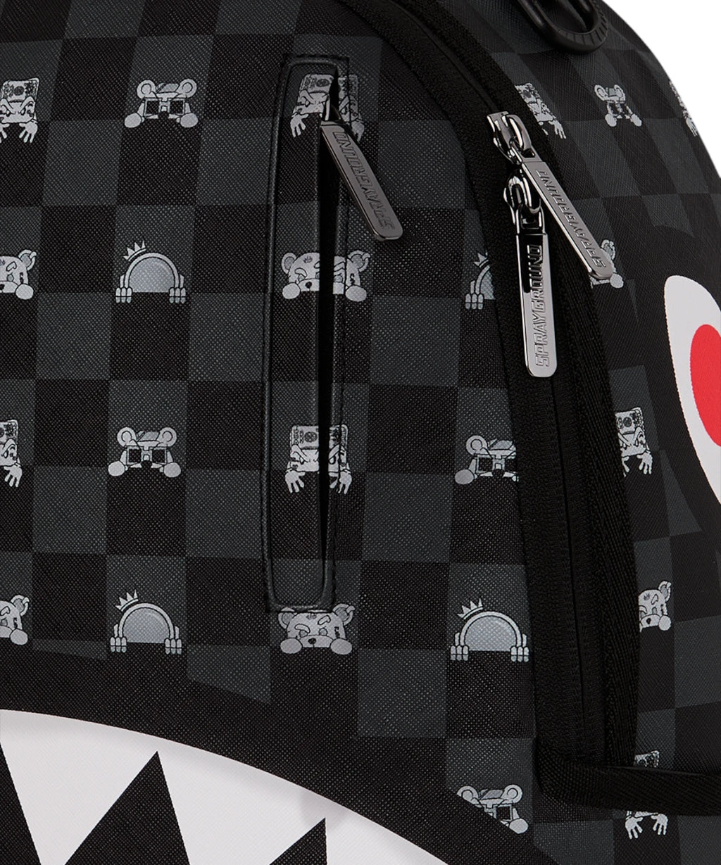 Mochila Sprayground Gris con Personaje Asomándose y Estampado de Tiburón