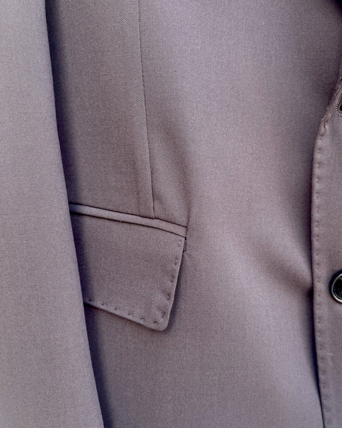 Dettaglio della tasca laterale della giacca Abito Uomo Kobe in misto lana, rifinita con cuciture sartoriali per un look sofisticato.