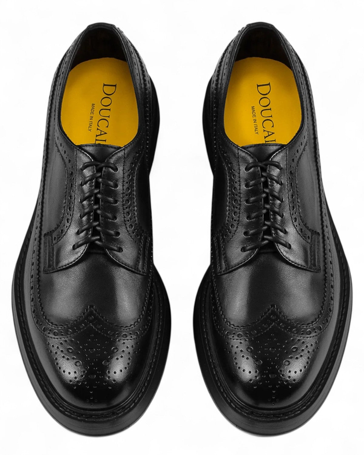 Vista dall’alto della stringata pelle nera coda di rondine con interno giallo, perfetta per outfit eleganti e versatili da uomo.