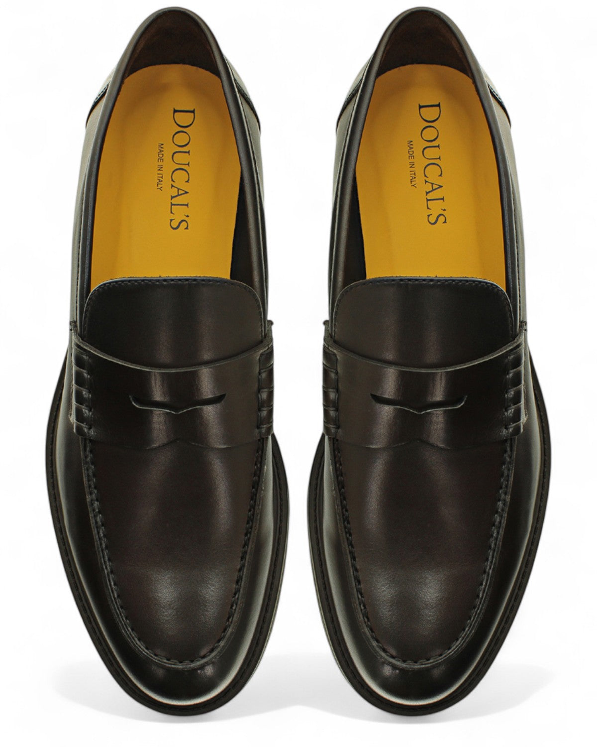 Mocassino Penny Pelle Uomo Elegante e Comodo visto dall’alto, con fodera interna Doucal’s e lavorazione artigianale italiana.