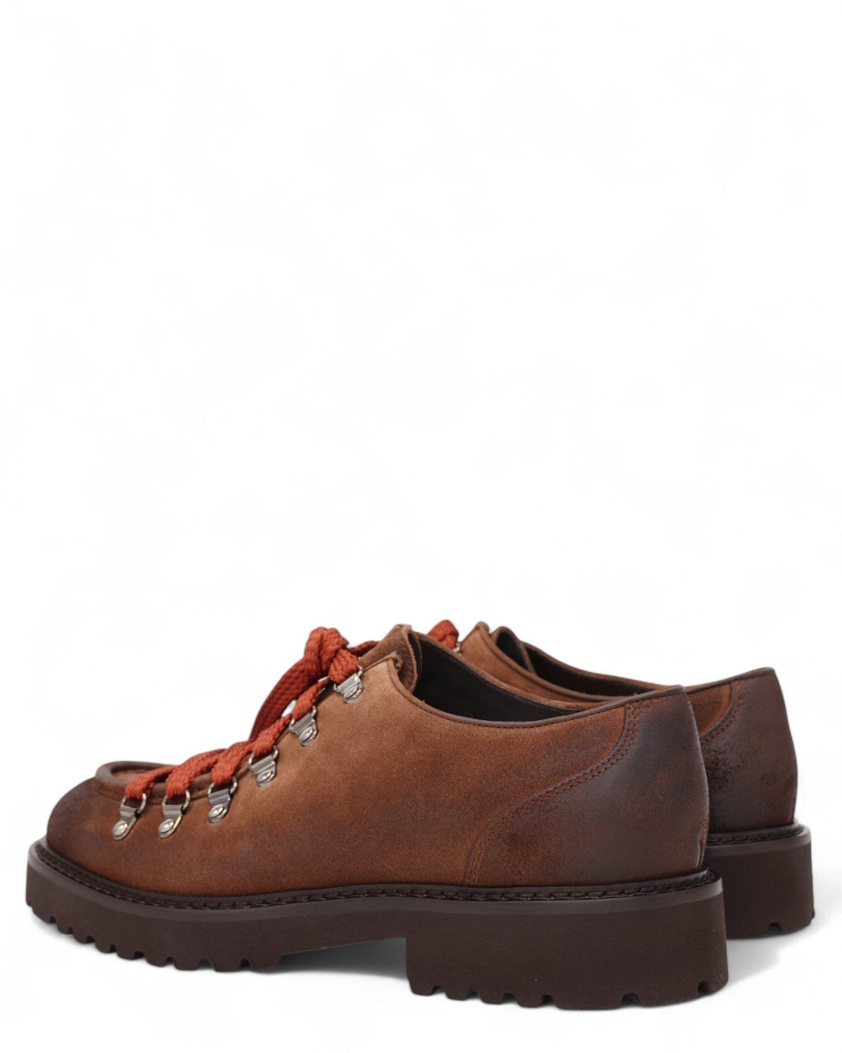 Dettaglio posteriore delle stringate camoscio Visone con suola carrarmato, finitura sfumata e costruzione resistente Made in Italy.