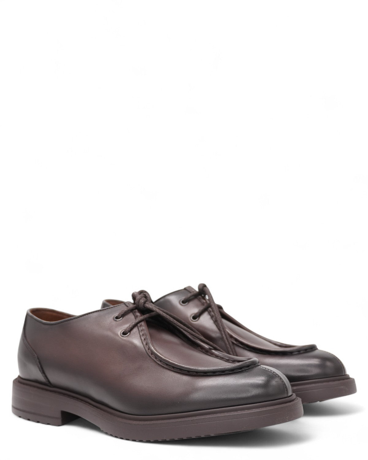 Stringata Derby Pelle Doucal’s Eleganza Italiana da uomo, vista angolata. Design artigianale in pelle marrone, perfetta per look invernali eleganti.