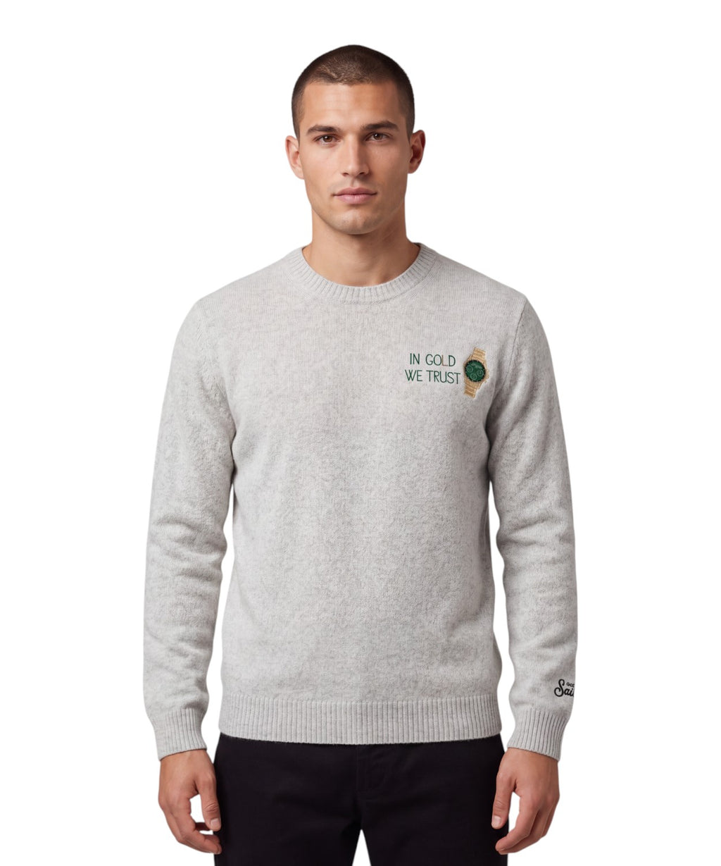 Heron Light Pullover mit der Stickerei „Sommelier…“.