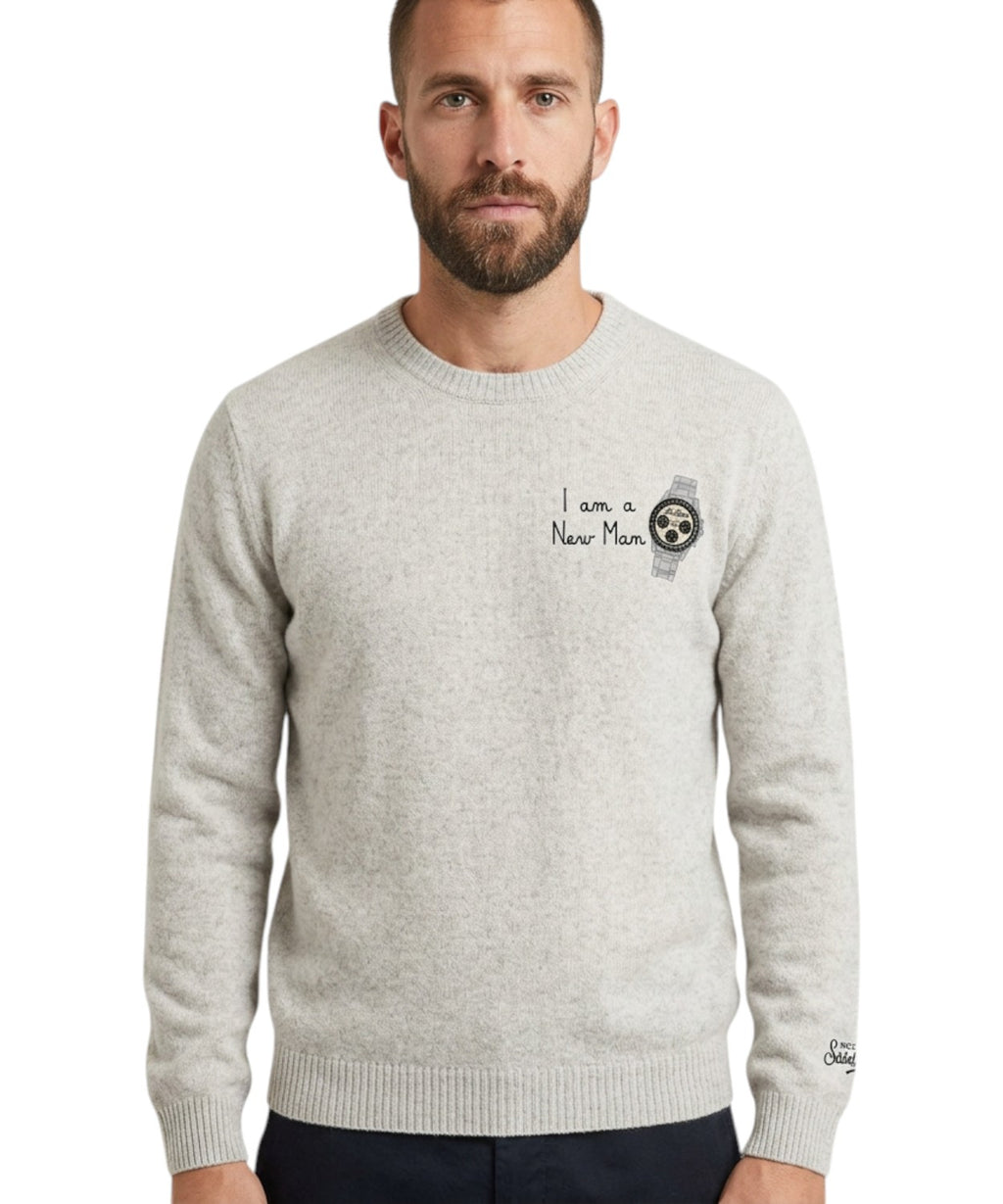 Heron Light Pullover mit der Stickerei „Sommelier…“.
