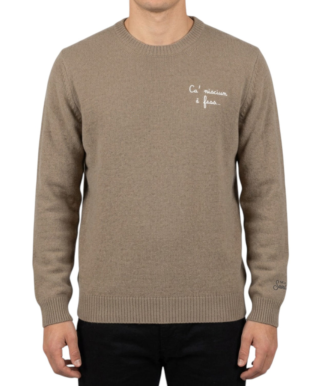 Heron Light Pullover mit der Stickerei „Sommelier…“.