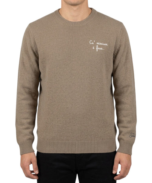 Heron Light Pullover mit der Stickerei „Sommelier…“.
