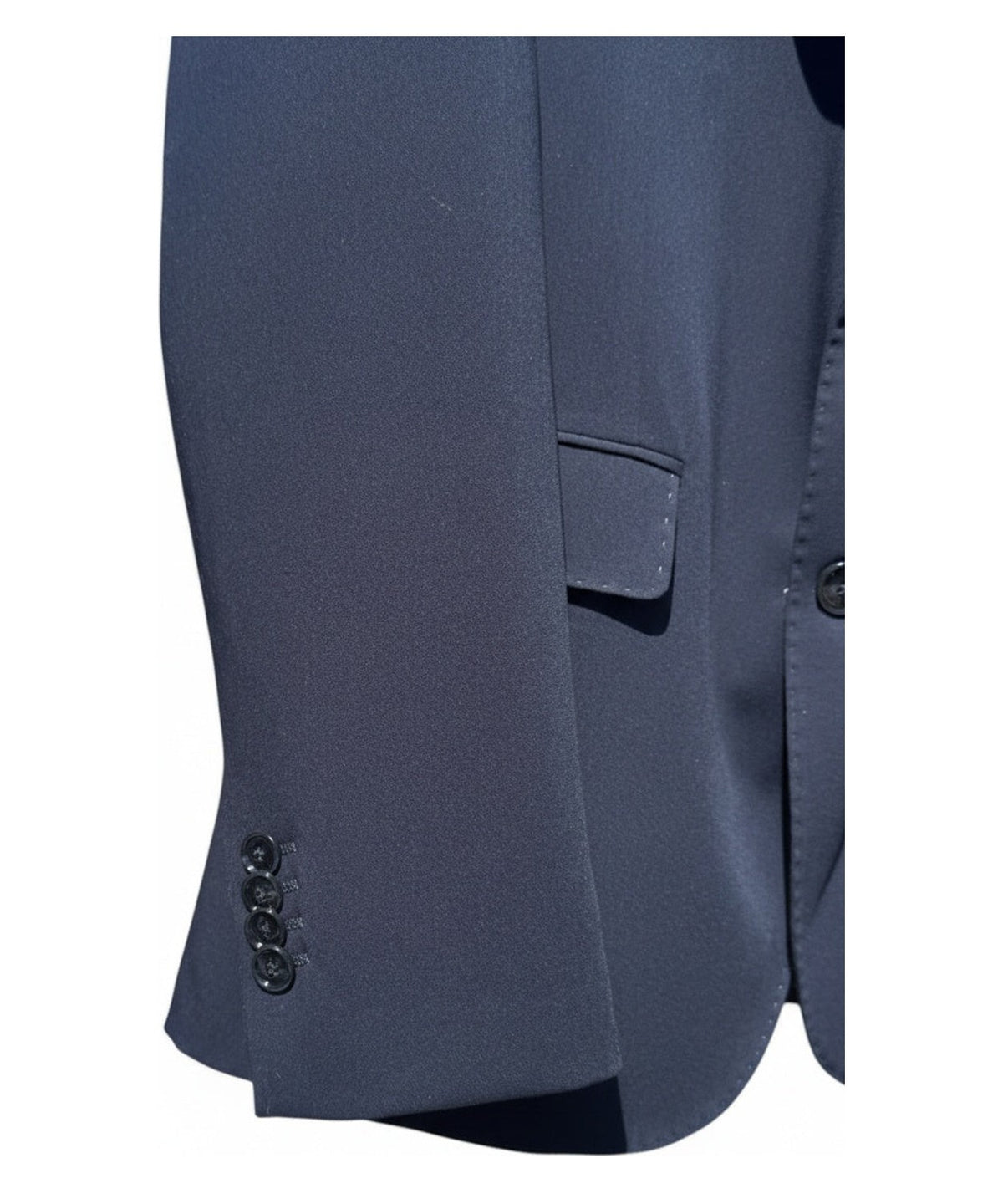 Dettaglio manica giacca Abito Uomo Kobe elegante, con quattro bottoni e finitura invernale, perfetta per look formali e professionali.