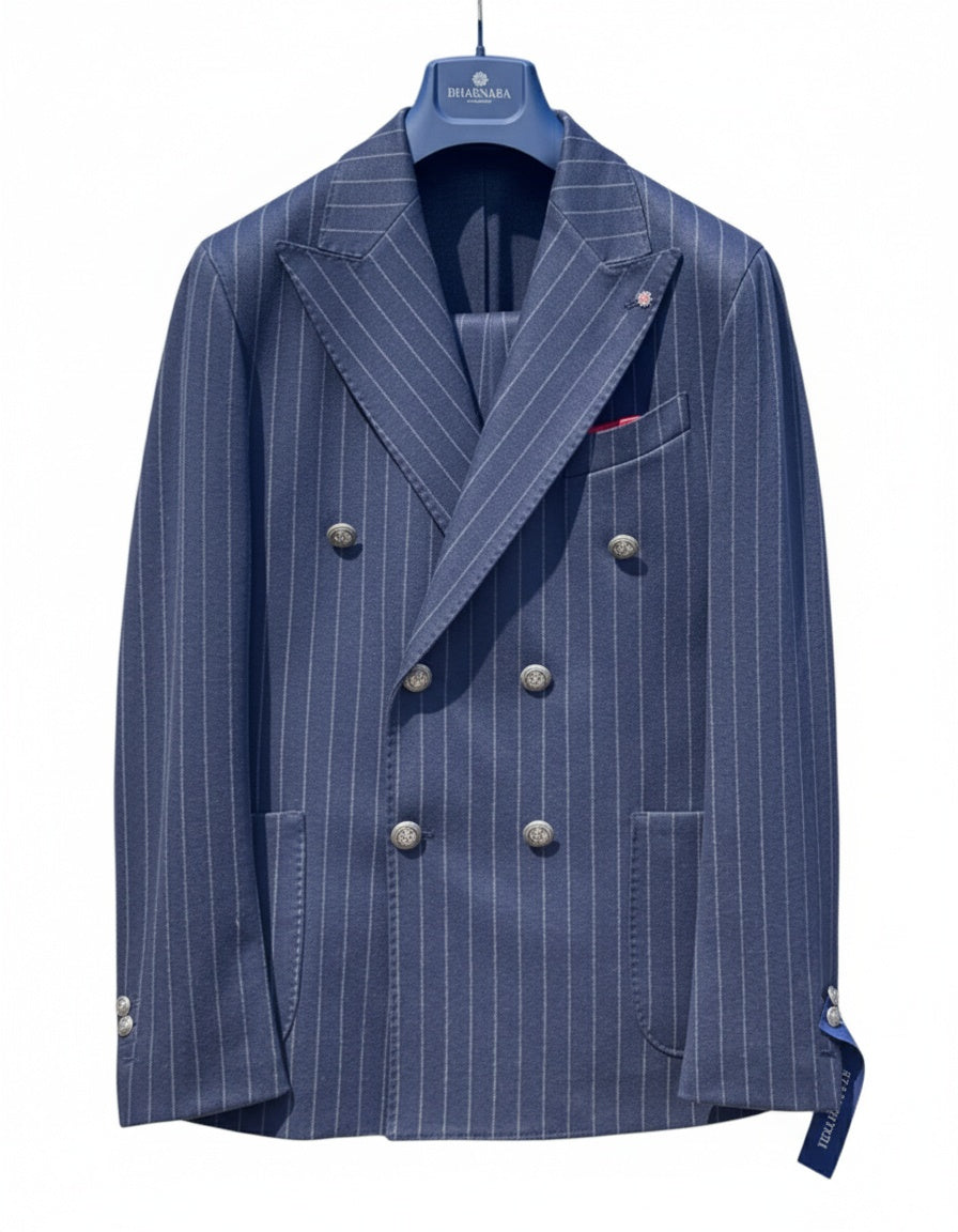 Abito doppiopetto uomo elegante Aomori in tessuto gessato blu con bottoni metallici e tasche applicate, ideale per look invernali formali.