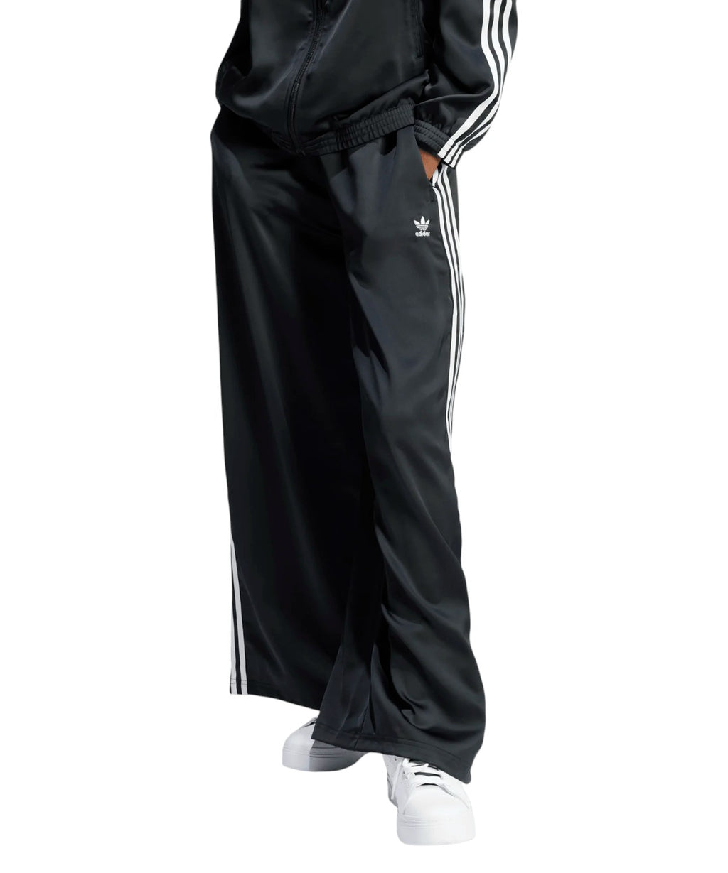 adidas trackbukser i satin med vid ben til et moderne look
