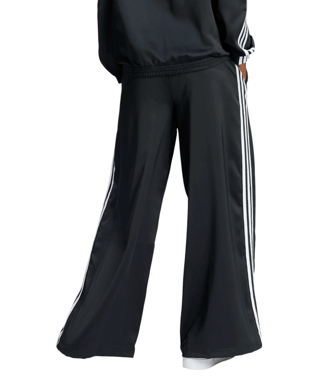 adidas trackbukser i satin med vid ben til et moderne look