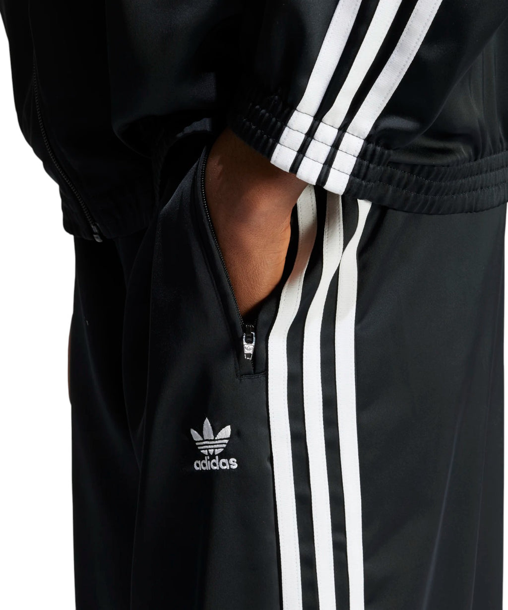 adidas trackbukser i satin med vid ben til et moderne look