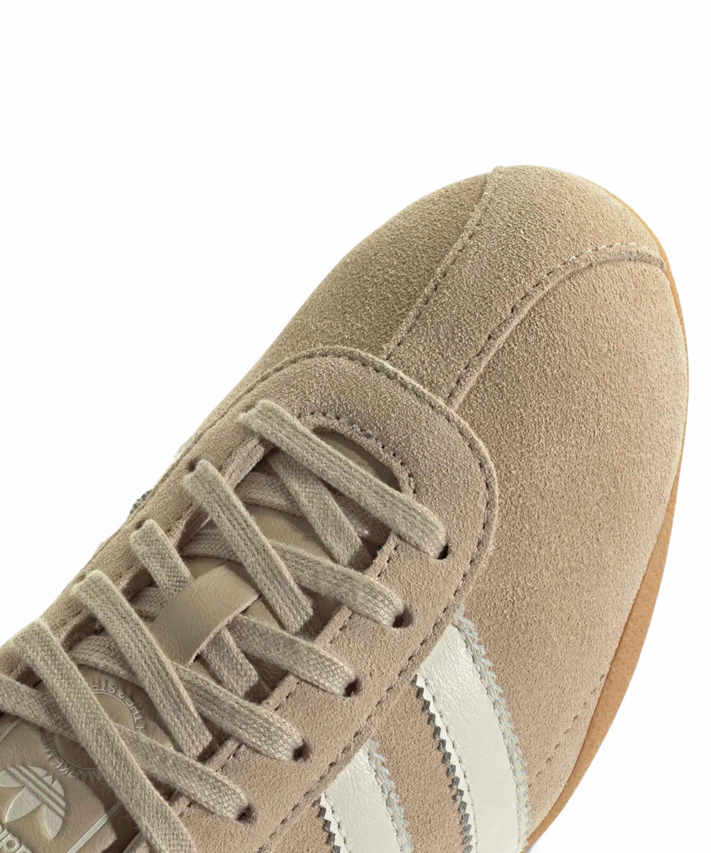 Adidas Tokyo lage herensneakers in suède