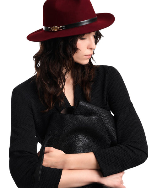 Fedora z wełny merino Made in Italy z metalowym łańcuszkiem
