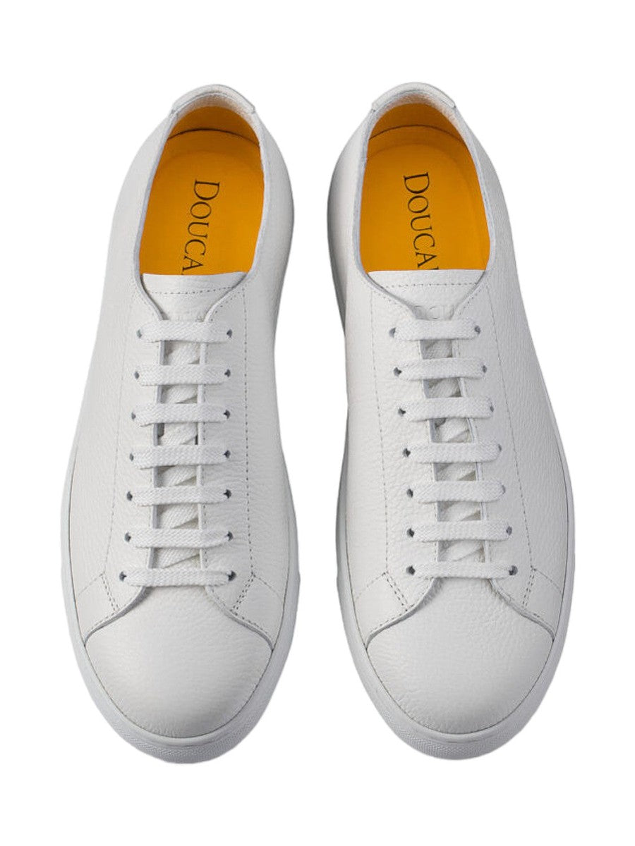 Doucals Total White Sneaker aus gewalktem Leder – Eleganz und