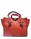 Borsa Marcella Joy Gianni Chiarini in pelle rossa martellata con manici corti, perfetta per look serali eleganti e funzionali.