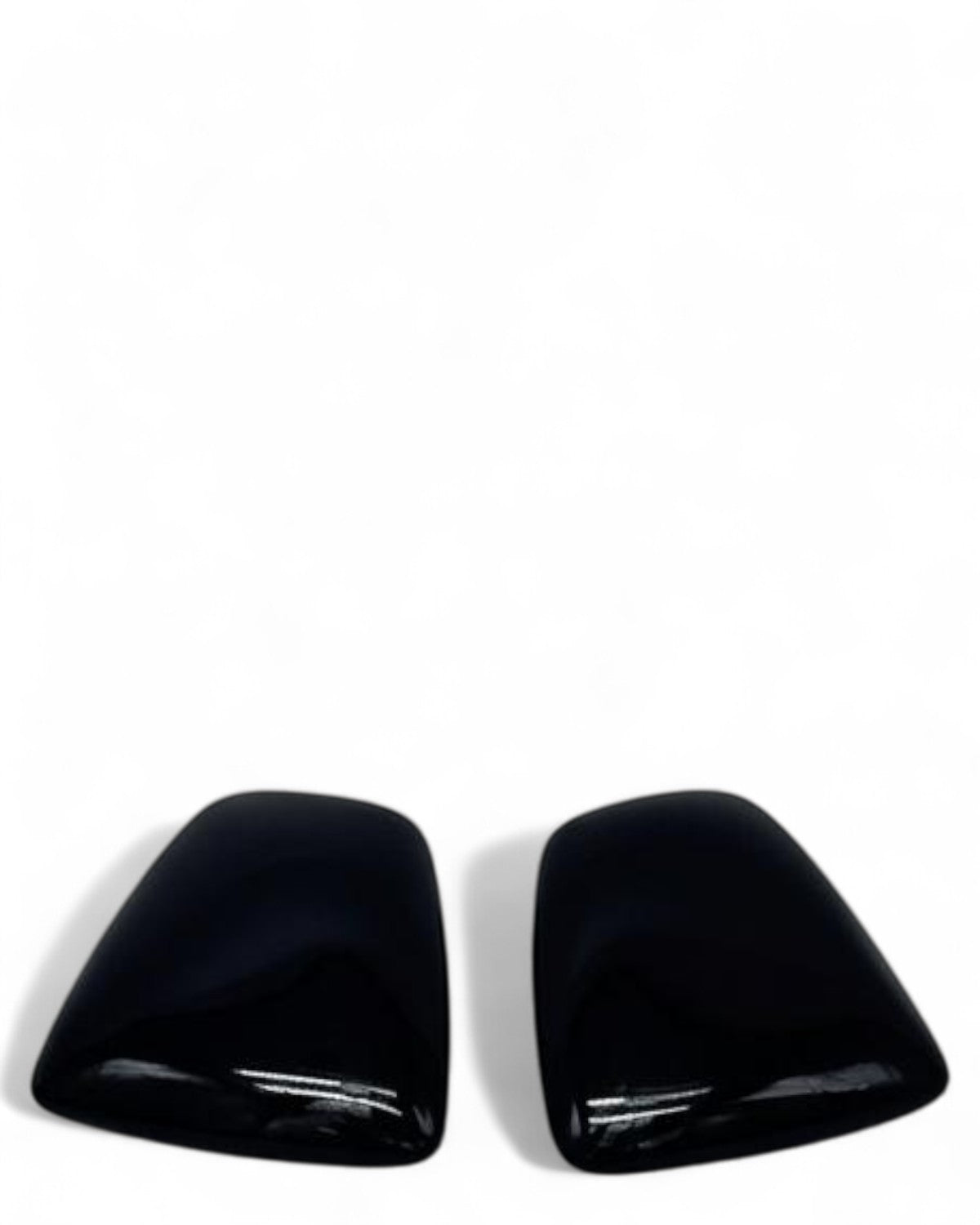 Orecchini geometrici a trapezio in resina nera lucida, design moderno Made in Italy, accessorio elegante per donna FW26 inverno.