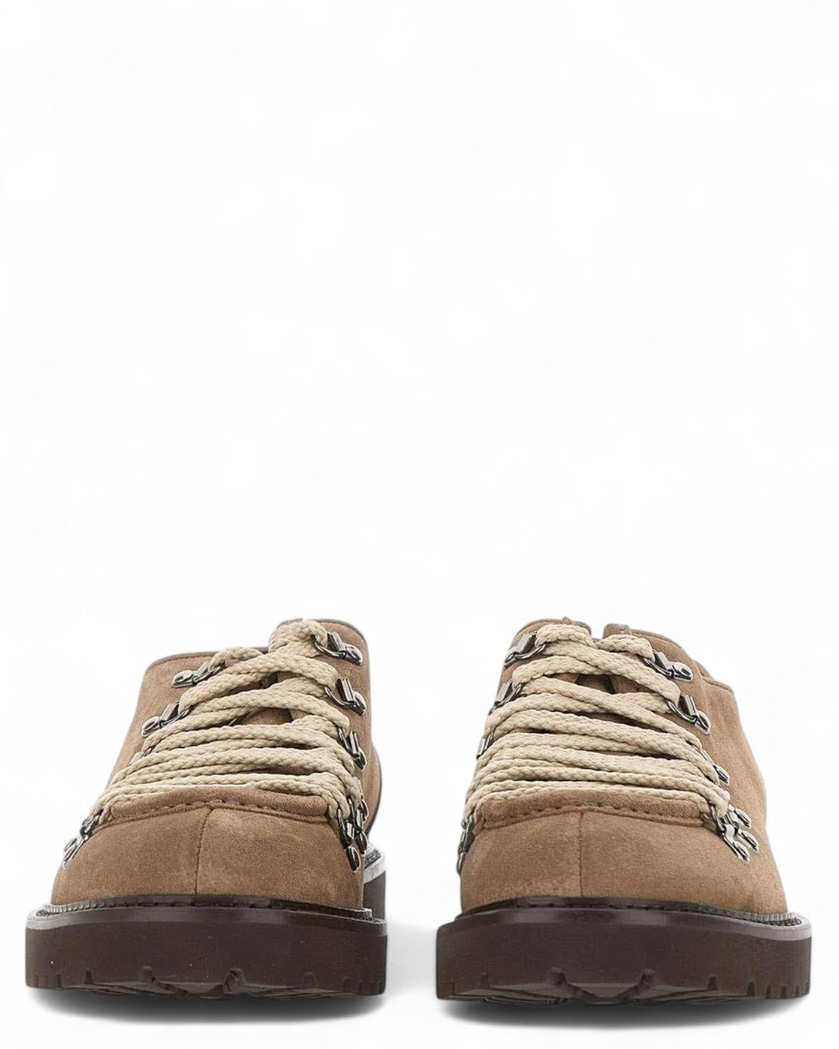 Stringate Doucal’s in camoscio visone con lacci spessi e suola carrarmato, vista frontale su entrambi i modelli.