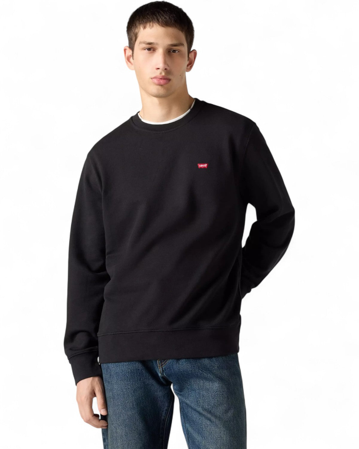 Modello indossa la Felpa Girocollo Cotton Original Housemark Levi's nera, abbinata a jeans, look casual perfetto per l'inverno.