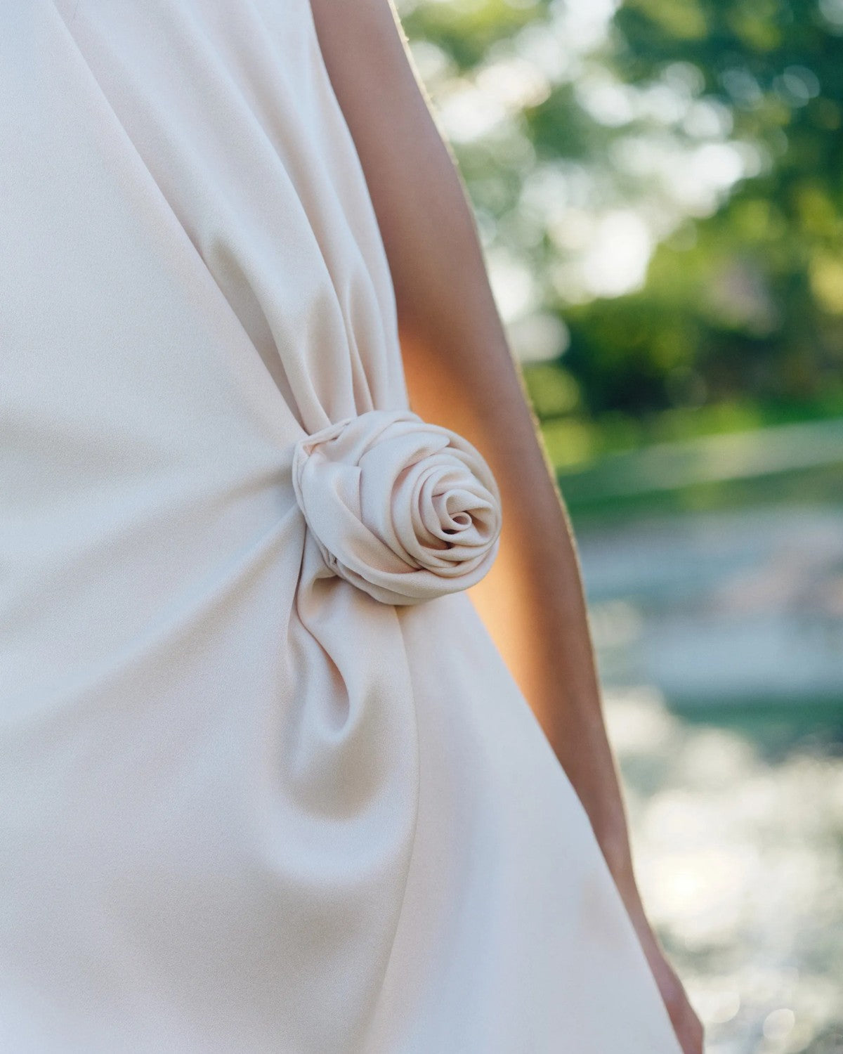 Abito CARENA Corto Smanicato in Satin con Fiore Applicato e Drappeggio