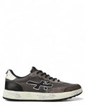 Sneakers Premiata Nous 7725 Uomo in pelle e tessuto grigio con suola bianca stampata, design casual e sporty-chic per l'inverno FW26.